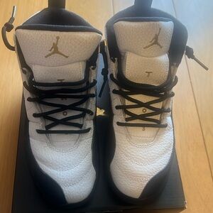Kids Jordan 12 Retro black + white size 2Y in good condition